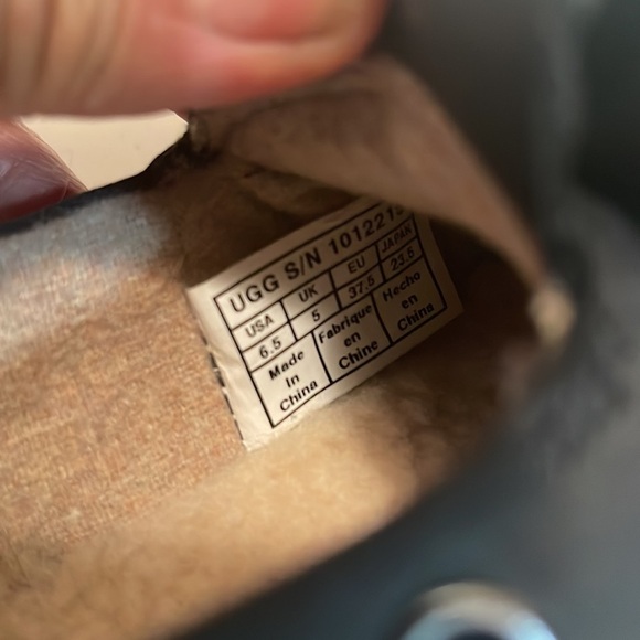 Ugg’s patent leather none slip shoes with fur inside - Picture 7 of 7